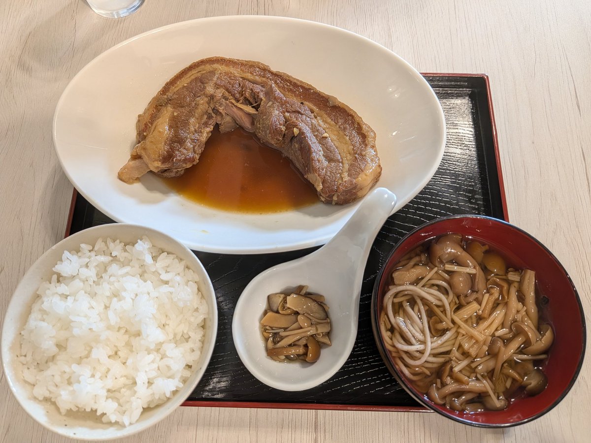 GS_OHTK's tweet photo. 愛別町　愛別食堂おちこち
今日の昼ご飯
名物の"角煮定食"をいただきました！
長さ約25cmほどの巨大角煮は箸でほろりと崩れる柔らかさ🤤 
甘辛い味付けでご飯が進みます。
なめこ入りわんこそば付きで満足度抜群！週末の昼どきはほぼ行列…。平日の時間ズラしじゃないと厳しい気がする。。 https://t.co/cdltNWGRXj