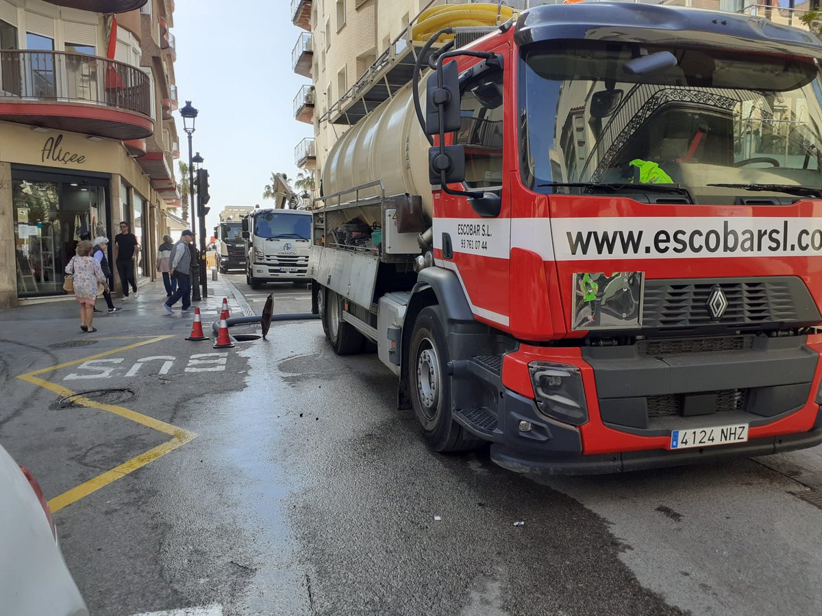 NetegesEscobar's tweet photo. L'estiu ja és aquí i els passejos s'omplen de turistes i gent local que surt a fer una volta i refrescar-se amb un gelat o una beguda. A Neteges Escobar ens encarreguem de posar-ho tot a punt i fer-ho lluir i per això hem estat  reparant el passeig marítim de Blanes. https://t.co/hHE7WmG8FR