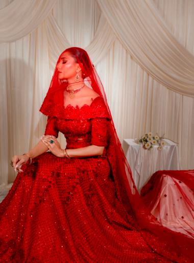 Glamtrendzz's tweet photo. Red sequin lehenga choli cutout sleeves gold jewelry sleek bun. Bridal glam
#RedVibes #BridalGlow #ShaadiSeason https://t.co/LJ3smyEgxX