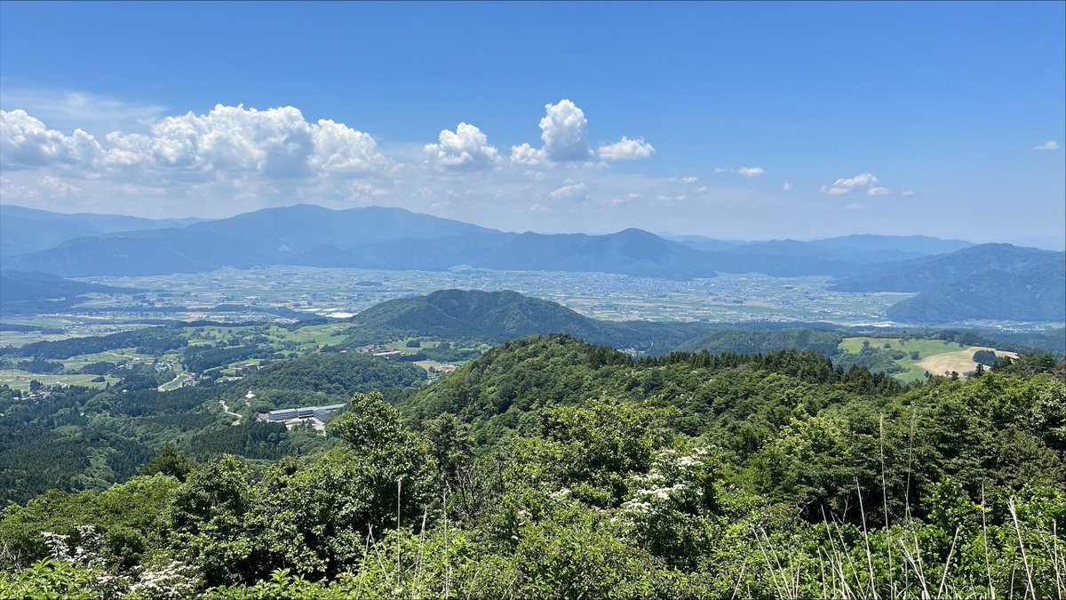 okuetsukogen's tweet photo. 登山道を整備しながら展望台まで登ってきました。三角山と展望台からの眺望です。この景色を見に来てください！
#奥越高原 #景色 #登山 https://t.co/3SUrQgwhUX
