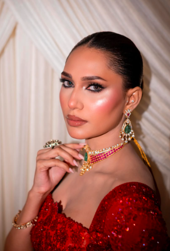 Glamtrendzz's tweet photo. Red sequin lehenga choli cutout sleeves gold jewelry sleek bun. Bridal glam
#RedVibes #BridalGlow #ShaadiSeason https://t.co/LJ3smyEgxX