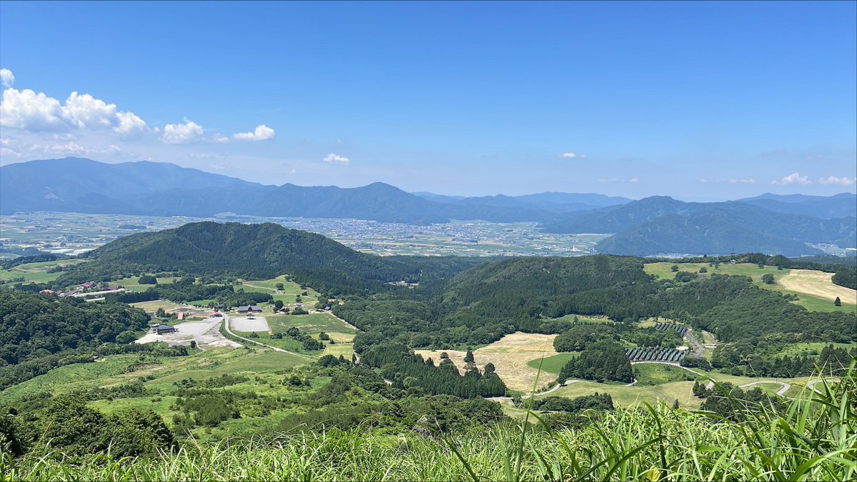 okuetsukogen's tweet photo. 登山道を整備しながら展望台まで登ってきました。三角山と展望台からの眺望です。この景色を見に来てください！
#奥越高原 #景色 #登山 https://t.co/3SUrQgwhUX