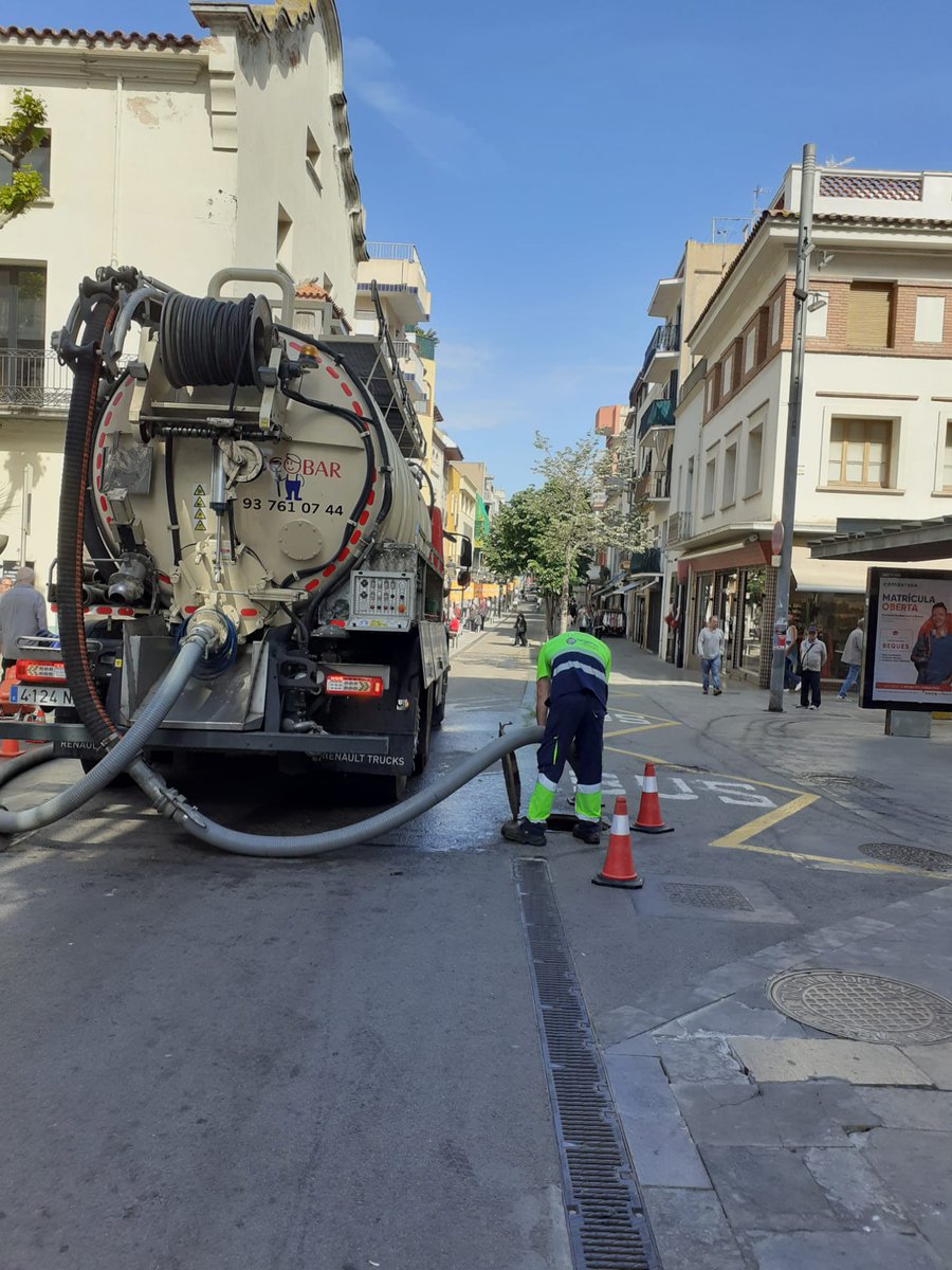 NetegesEscobar's tweet photo. L'estiu ja és aquí i els passejos s'omplen de turistes i gent local que surt a fer una volta i refrescar-se amb un gelat o una beguda. A Neteges Escobar ens encarreguem de posar-ho tot a punt i fer-ho lluir i per això hem estat  reparant el passeig marítim de Blanes. https://t.co/hHE7WmG8FR