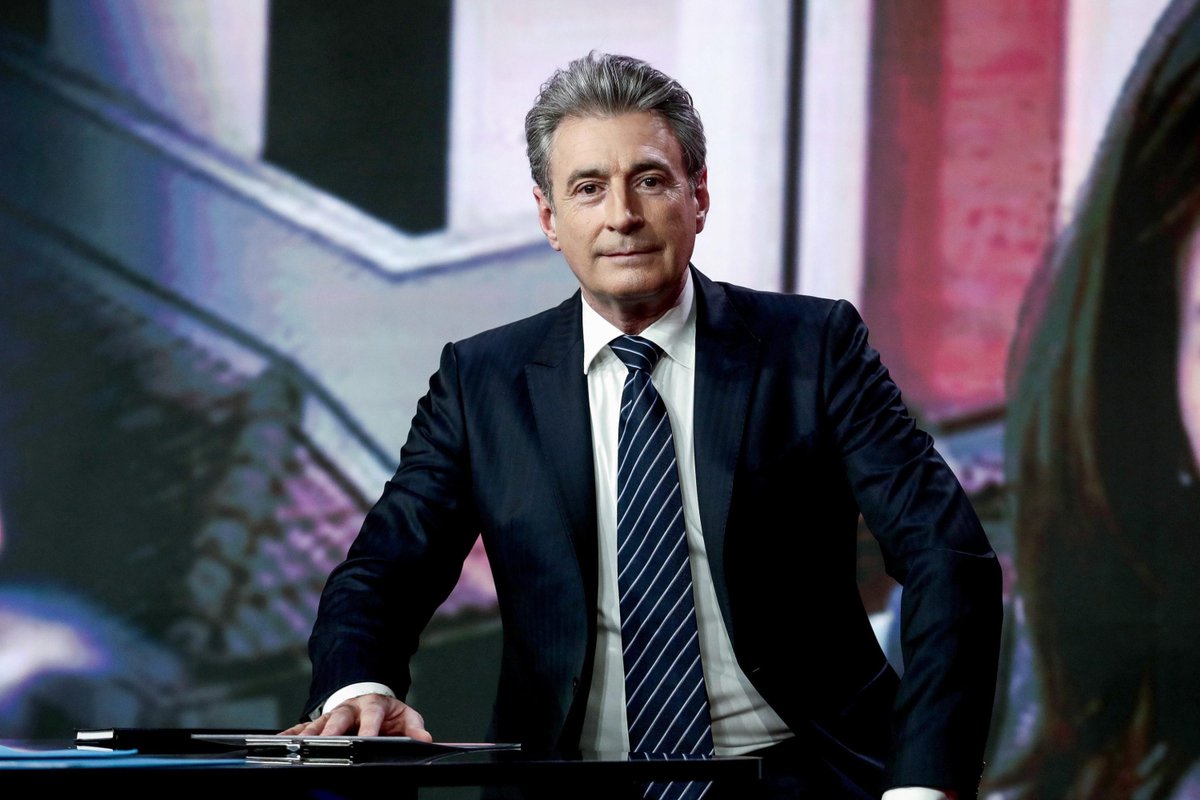 Cinguetterai's tweet photo. Secondo Affari Italiani, Mediaset non sa dove collocare Milo Infante.

Vi è un intricato groviglio tra Nuzzi che ha la priorità sulla cronaca nera e Giordano che dovrebbe spostarsi.
Infante sarebbe stato strappato alla Rai per non averlo contro, ma senza avere in mano un progetto https://t.co/s01zBp2NTd