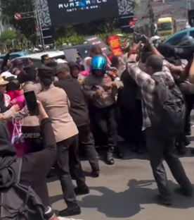 kementerianmeme's tweet photo. Ingat ya guys, teorinya masih berlaku :

> kalo gak ada blokade atau gak banyak aparat berarti kemungkinan besar demo bohongan
> kalo rame sampe dihalangin berarti demo asli

Nih contohnya :

> kiri demo mendukung MBG kemaren, adem ayem gak dihalangin

> kanan demo hari ini oleh Aliansi Perempuan Indonesia
> protes kenaikan BBM, program MBG, dan menuntut penyediaan lapangan kerja
> dihalangin terus