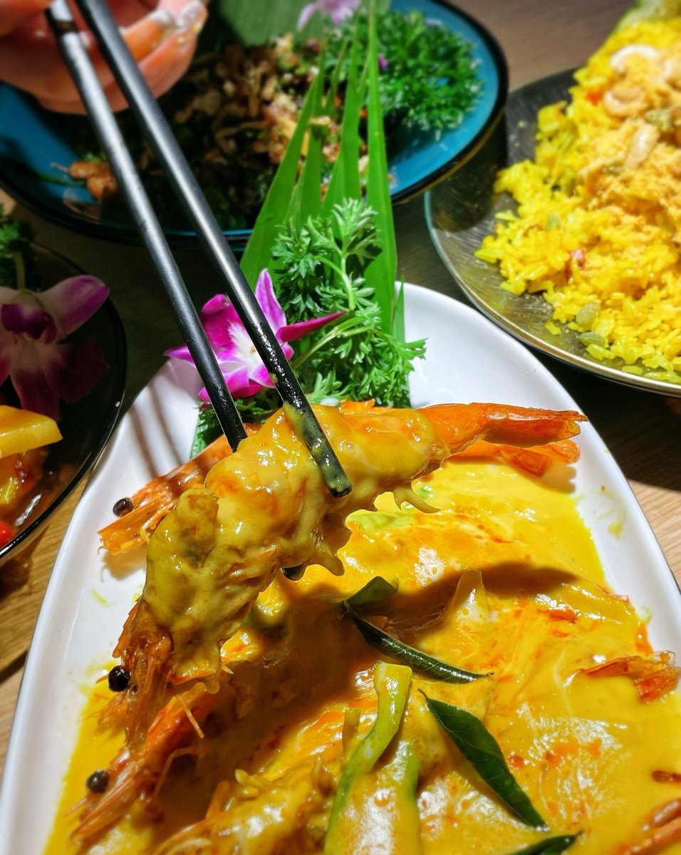 Ghsh20626929's tweet photo. Tucked into your lunch break: fragrant Thai green curry with creamy coconut milk, fresh basil, and a kick of bird’s eye chili—comfort with a tropical twist. https://t.co/iCVvBsa9gj