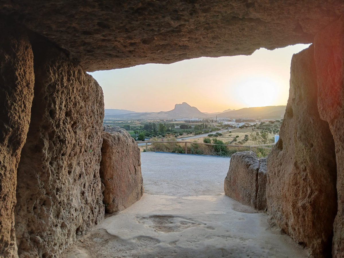 Buenos días desde Menga 🌄 ¡Qué salga el sol por Antequera