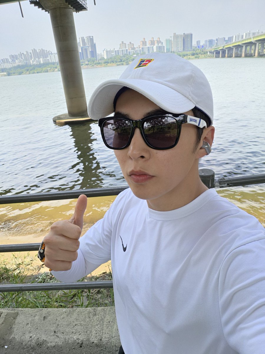 connectXIUns's tweet photo. Xiumin bubble update ootd

🧢 Nike Heritage 86 Logo Tennis Cap
👕 Nike Drifit Training shirt
🎧 Bose Ultra Open Earbuds
⌚️ Garmin Fenix 8

The sunglasses Xiumin is wearing are the customized ones for Team Lionhearts.

@Nike @Garmin 
#XIUMIN #시우민 #シウミン #秀珉 https://t.co/onfrHg4hzw