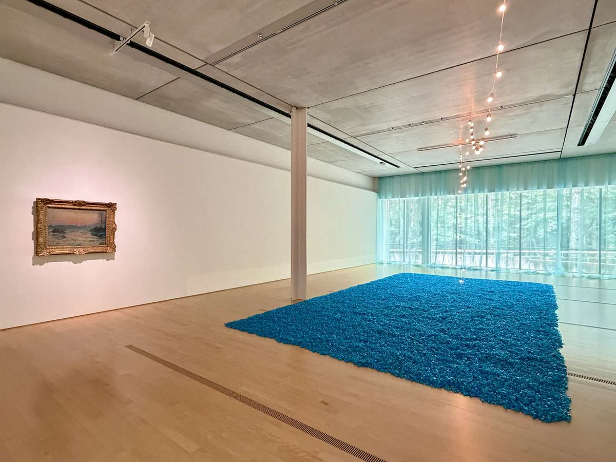 WallsTokyo's tweet photo. モネ没後100年という節目に、ポーラ美術館が問いかけているのは「印象派の巨匠」という固定化された像ではなく、知覚そのものを問い続けた実験者としてのモネ。所蔵19点に加え、国内外18組の現代アーティストを並置することで、「見ることの不安定さ」という彼の問題意識が現在まで地続きであることを示そうとしている。

展示が室内にとどまらず箱根の森の遊歩道まで広がるというアプローチも、環境と知覚の関係を扱うには理にかなっている。会期は2027年4月まで。

https://t.co/9bv9Ezvejy

#ポーラ美術館 #モネ #現代アート #Monet
