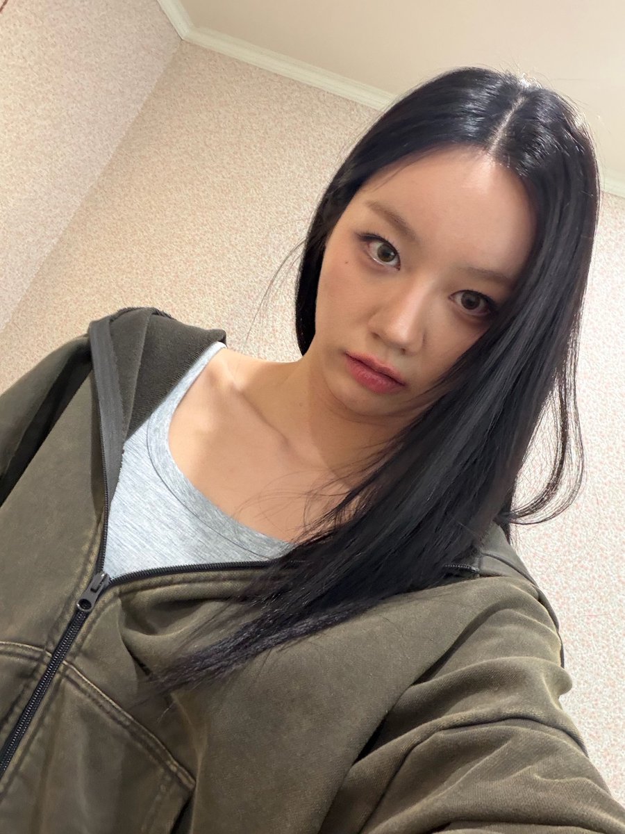 hyerisubinmedia's tweet photo. 250618 ~ HYERI 🫧 UPDATE 

💙 Pretty meee~~

 #이혜리 #hyeri #leehyeri https://t.co/4P7nG0ttax