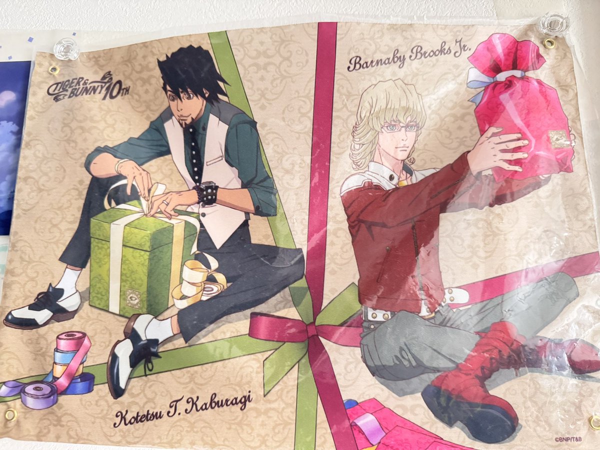 s_sagami's tweet photo. 地べたに座ってるといえばこのプレゼントバディも羽山さん
1枚絵に物語を落とし込んで表情や仕草でキャラを表現するのが最高に上手くて至高 https://t.co/U4QyqP3fMB