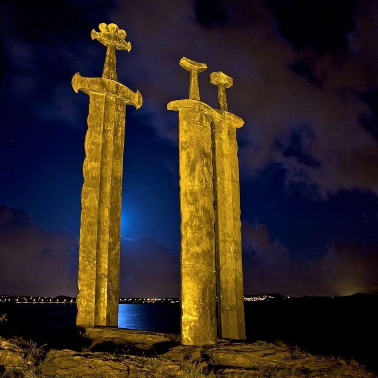 SdStendhal's tweet photo. 📍, 🇳🇴.

En el año 1983 el Rey Olaf V de Noruega inauguró estas tres esculturas imponentes de tres espadas vikingas realizadas por el escultor Friz Røed junto al fiordo de Hafrsfjord y a las afueras de la ciudad noruega de Stavanger.

El motivo de esta escultura nace para conmemorar la batalla que unió al pueblo vikingo en el año 872, tras una de las batallas más importantes, la batalla de Hafrsfjord, en la que el Rey Harald Hårfagre consiguió que toda Noruega estuviese bajo un mismo reino.

Miden más de diez metros de altura y están realizadas en bronce, la diferencia entre ellas es que la más grande y más ornamentada representa la victoria del Rey Harald, mientras que las otras dos representan a los reyes vencidos.

#ElsíndromedeStendhal #AprendeconStendhal #ViajaconStendhal #StendhalSyndrome
