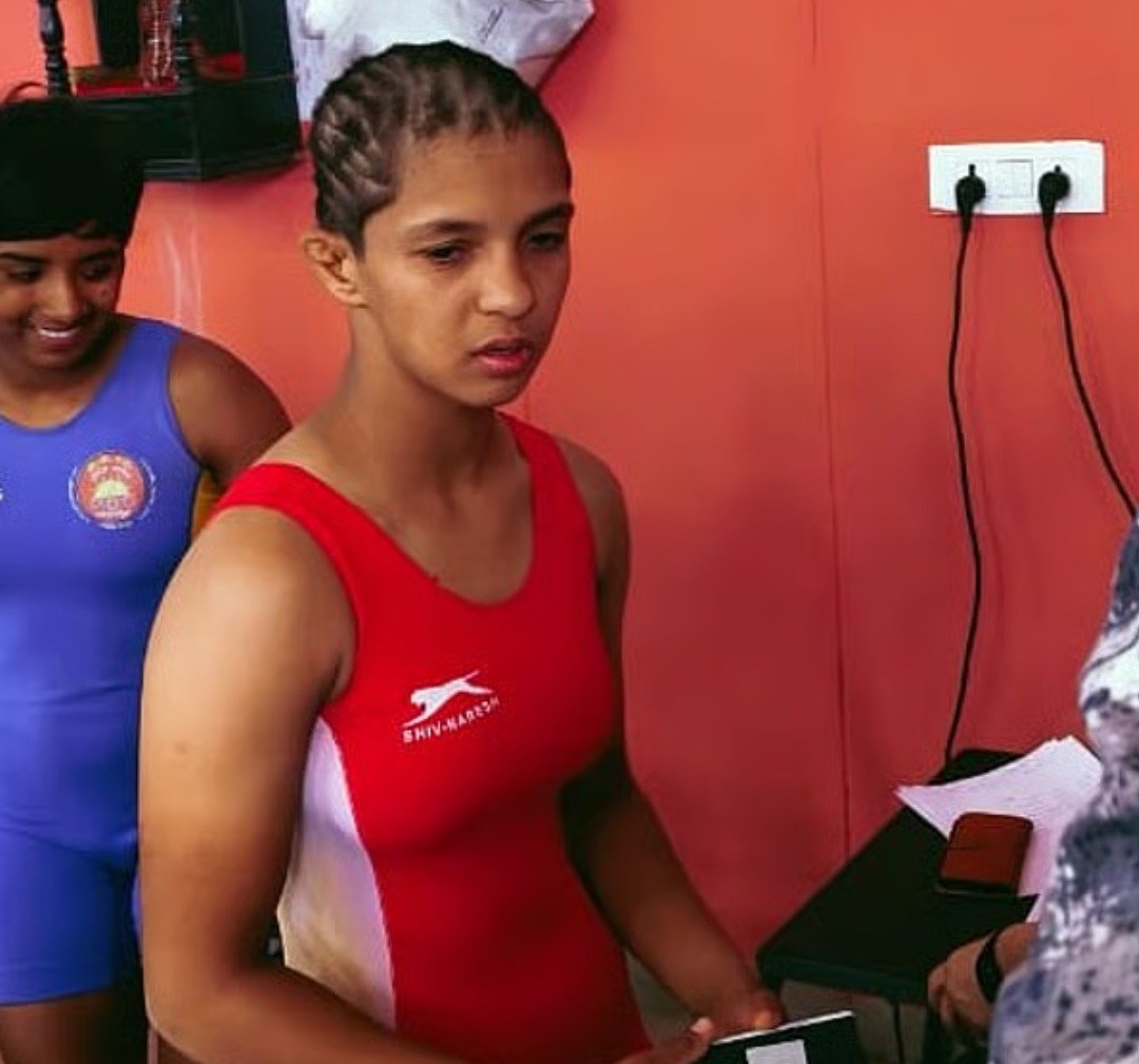 Iam_Rohit_G's tweet photo. Meet Rohini Khanu Devba!!

> 16 Years Old, Comes from a Dangar Community 

> Father is Herdsman, grazes goats and roams from one village to another.

> Rohini registered herself in 36-40 KG Wrestling Category

> She went to Sonipat for U17 World Champions Trials 

> She was overweight by 100 grams

> She chopped her hair and fought the trials.

> She won the trials and qualified for World Championships

Unlike Vinesh Phogat, She did not cry, She did not blame the Govt for being overweight!!

Be like Rohini!!