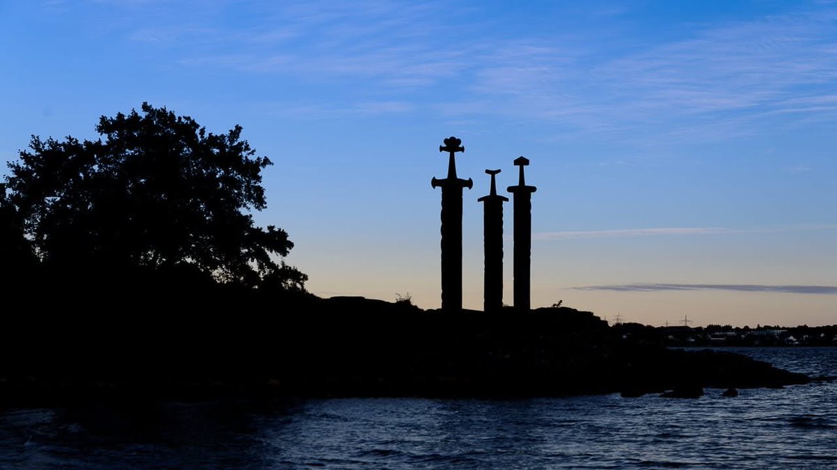 SdStendhal's tweet photo. 📍, 🇳🇴.

En el año 1983 el Rey Olaf V de Noruega inauguró estas tres esculturas imponentes de tres espadas vikingas realizadas por el escultor Friz Røed junto al fiordo de Hafrsfjord y a las afueras de la ciudad noruega de Stavanger.

El motivo de esta escultura nace para conmemorar la batalla que unió al pueblo vikingo en el año 872, tras una de las batallas más importantes, la batalla de Hafrsfjord, en la que el Rey Harald Hårfagre consiguió que toda Noruega estuviese bajo un mismo reino.

Miden más de diez metros de altura y están realizadas en bronce, la diferencia entre ellas es que la más grande y más ornamentada representa la victoria del Rey Harald, mientras que las otras dos representan a los reyes vencidos.

#ElsíndromedeStendhal #AprendeconStendhal #ViajaconStendhal #StendhalSyndrome