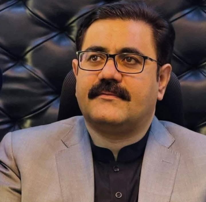 Passdarg's tweet photo. موصوف نے ایسٹ انڈیا کمپنی کے حکمرانوں کی طرح ایک ہی حکم سے 23 ڈاکٹروں کو معطل کی
 25 ڈاکٹروں کو شوکاز نوٹس بھیجے اور 5 ٹرینی ڈاکٹروں کی رجسٹریشن منسوخ کر دی۔ ان ڈاکٹروں کا قصور صرف یہ تھا کہ انہوں نے سوال کیا کہ سالانہ 87 ارب روپے کا بجٹ کہاں خرچ ہو رہا ہے۔؟ انہوں نے پوچھا کہ آپ کے دورِ حکومت میں ڈاکٹر ماہ نور ناصر کا علاج کوئٹہ میں کیوں ممکن نہیں ہو سکا۔؟ اگر آپ پچھلے دو ماہ سے اسلام آباد میں علاج کروانے کے بجائے اپنے صوبے کا ہیلتھ سسٹم ٹھیک کرتے تو آج آپ کو خود علاج کے لیے اسلام آباد جانے کی ضرورت نہ پڑتی