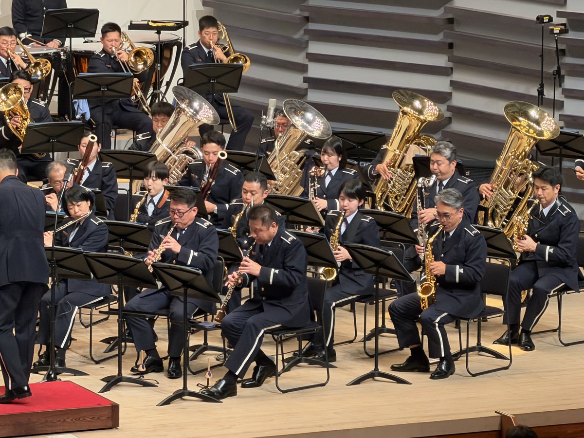JASDF_Cen_Band's tweet photo. #航空中央音楽隊 × #北部航空音楽隊
東北巡回演奏会2026 in大船渡

会場の一体感を求めて様々なプログラムを用意しました🥁🎤

大船渡市の皆様と心をひとつに
最高のステージをつくり上げました✨

最後は両音楽隊員でお見送り👋
いつかまた演奏を届けに参ります！✈️

@jasdf_nab https://t.co/FPyQejXH20
