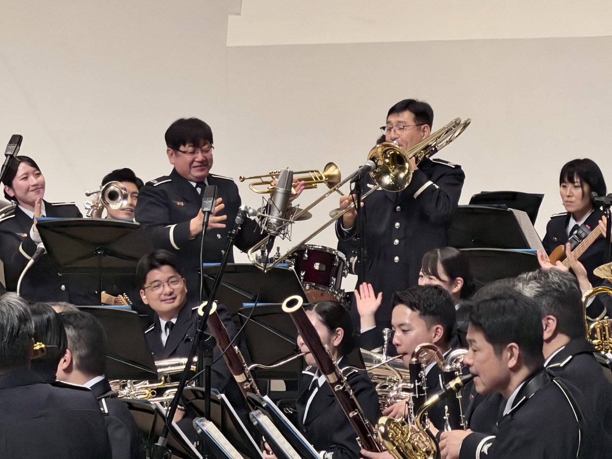 JASDF_Cen_Band's tweet photo. #航空中央音楽隊 × #北部航空音楽隊
東北巡回演奏会2026 in大船渡

会場の一体感を求めて様々なプログラムを用意しました🥁🎤

大船渡市の皆様と心をひとつに
最高のステージをつくり上げました✨

最後は両音楽隊員でお見送り👋
いつかまた演奏を届けに参ります！✈️

@jasdf_nab https://t.co/FPyQejXH20
