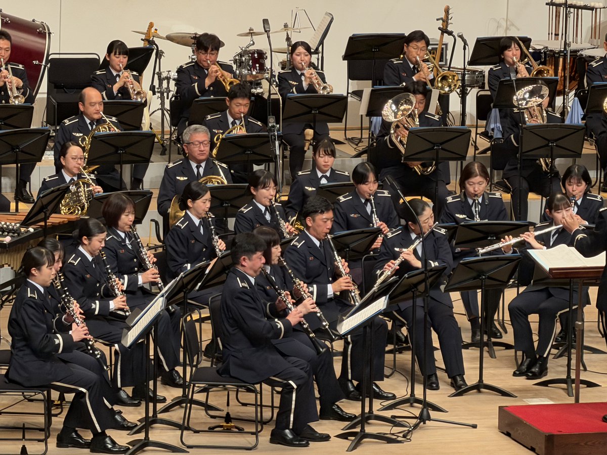 JASDF_Cen_Band's tweet photo. #航空中央音楽隊 × #北部航空音楽隊
東北巡回演奏会2026 in大船渡

会場の一体感を求めて様々なプログラムを用意しました🥁🎤

大船渡市の皆様と心をひとつに
最高のステージをつくり上げました✨

最後は両音楽隊員でお見送り👋
いつかまた演奏を届けに参ります！✈️

@jasdf_nab https://t.co/FPyQejXH20