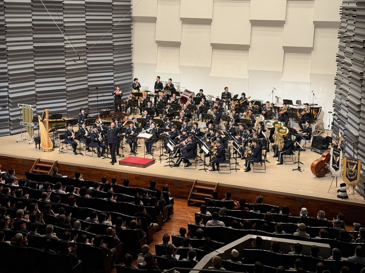 JASDF_Cen_Band's tweet photo. #航空中央音楽隊 × #北部航空音楽隊
東北巡回演奏会2026 in大船渡

会場の一体感を求めて様々なプログラムを用意しました🥁🎤

大船渡市の皆様と心をひとつに
最高のステージをつくり上げました✨

最後は両音楽隊員でお見送り👋
いつかまた演奏を届けに参ります！✈️

@jasdf_nab https://t.co/FPyQejXH20