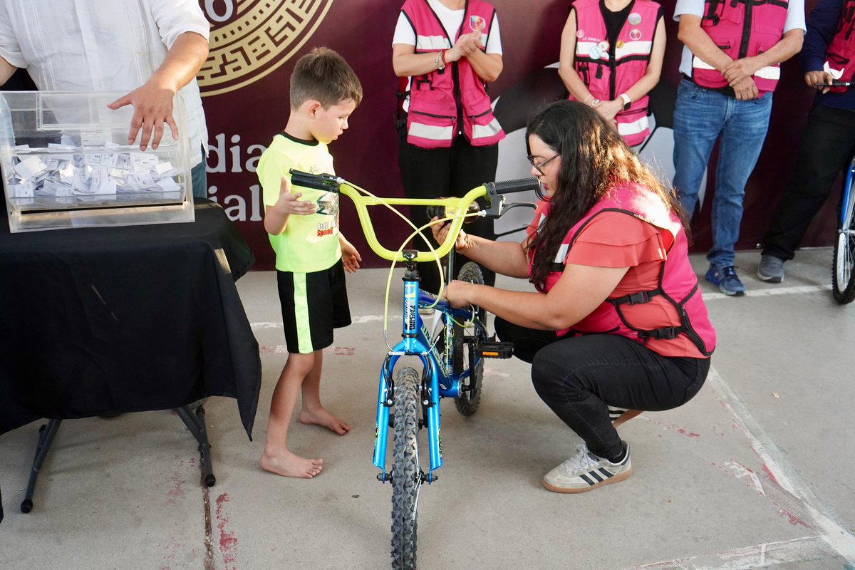 DIFSonora's tweet photo. En Real del Carmen vivimos una gran Jornada por el Mundial Social. Entregamos balones, rifamos bicicletas y acercamos servicios, apoyos y cortes de cabello gratuitos. Gracias al equipo del @gobiernosonora y DIF Sonora por trabajar con cercanía y compromiso por las familias. https://t.co/p9DWmBaDuh