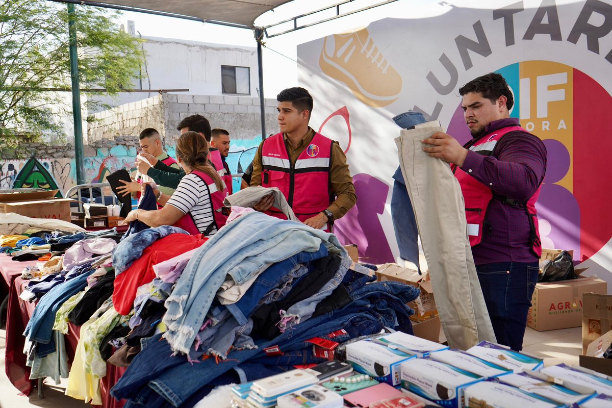 DIFSonora's tweet photo. En Real del Carmen vivimos una gran Jornada por el Mundial Social. Entregamos balones, rifamos bicicletas y acercamos servicios, apoyos y cortes de cabello gratuitos. Gracias al equipo del @gobiernosonora y DIF Sonora por trabajar con cercanía y compromiso por las familias. https://t.co/p9DWmBaDuh