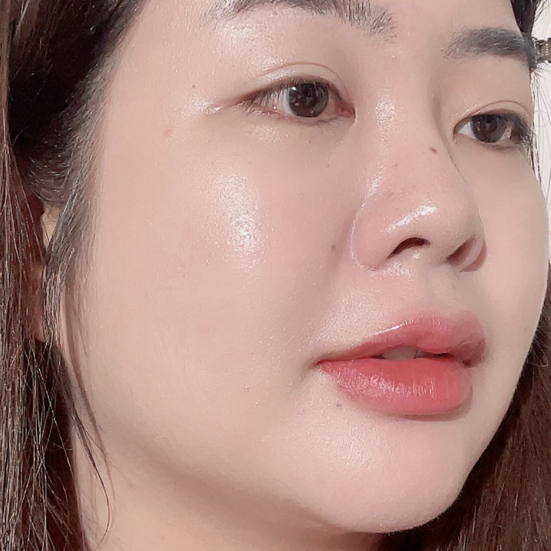 khunkhaiptk's tweet photo. ลองกันยังงง กันแดดมาร์ชเมลโล่ จากบ้าน Her Hyness  
ตัวนี้จึ้งมากนะเพราะผ่านการทดสอบ In Vitro ตามมาตรฐาน ISO ด้วย แล้วด้วยแถมมี 2 สูตร สองเนื้อให้เลือก￼￼

￼HER HYNESS Marshmallow Radiance C Sunscreen SPF50+ PA++++
กันแดดเนื้อน้ำ เกลี่ยง่าย ใครชอบความธรรมชาติบางเบาแนะนำสูตรนี้ทาแล้วจะเหมือนมี  Masrhmallow Film เคลือบที่ผิวบางๆ ช่วยบูสผิวไบร์ท ไม่กลัวฝุ่น เพราะป้องกันได้หมดตั้งแต่รังสียูวีทุกชนิด รวมถึงฝุ่น Pm 2.5 ใข้ต่อเนื่องผิวดูใส ลดจุดด่างดำได้ด้วย

￼HER HYNESS Marshmallow Glowing Tinted Sunscreen SPF50+ PA++++
เป็นเนื้อทินท์  เบลอผิวใส ไม่กลัวฝุ่น ทาแล้วจะช่วยโทนอัพผิว
ให้ใส 1 ระดับ ระดับแต่วอกไม่ลอย ตัวนี้ใช้แทนรองพื้นได้เลย 
แถมคุมมันได้ 12h. และยังช่วยบูสต์คอลลาเจนที่ผิวให้ผิวเด้งผิวฟู

ดีงามทั้งคู่เลยชอบสูตรไหนไปหามาลองกันนน