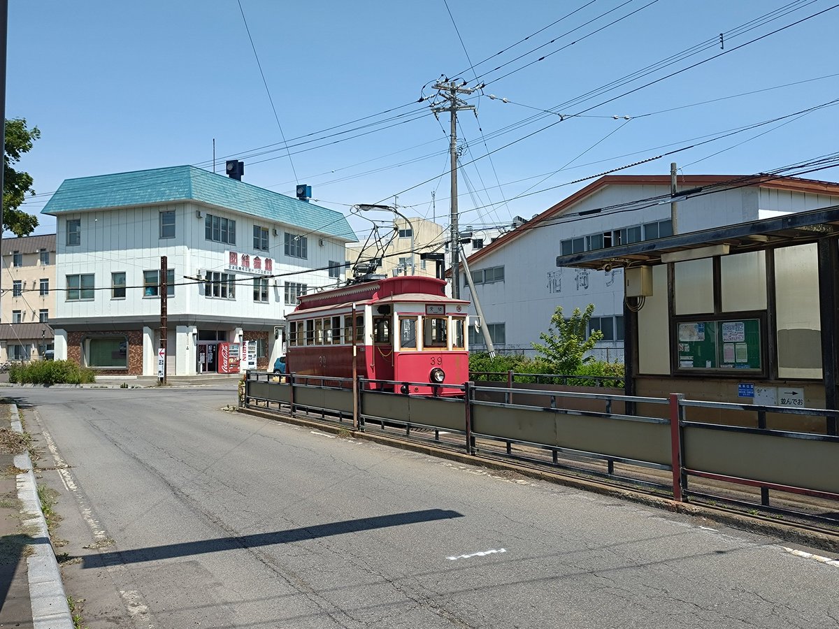MT54_Simotsuke's tweet photo. 平日だけど函館どつく前に箱館ハイカラ號がいる。貸切運用で中国系外国人の団体が乗っていた。 https://t.co/VRpREw3aCI