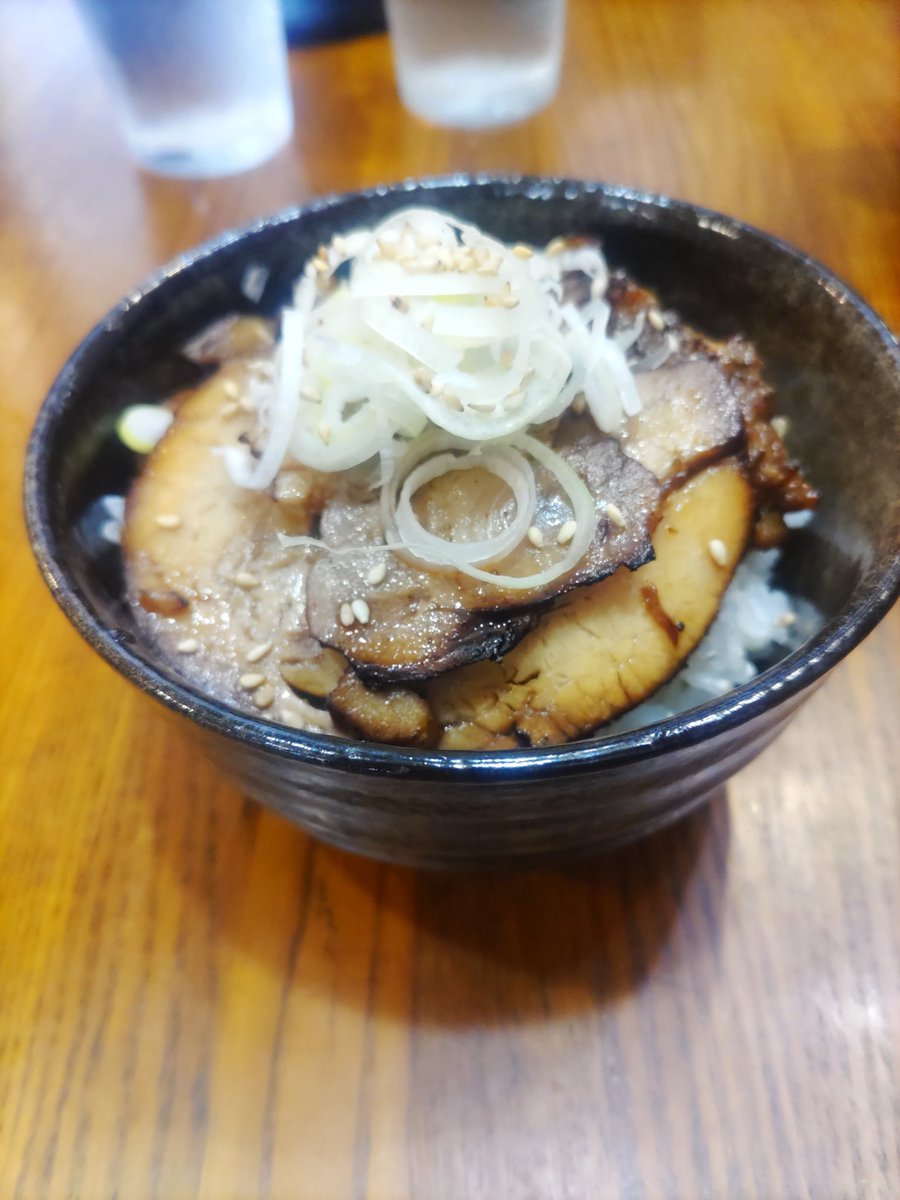 kishuPANDA's tweet photo. 塩らーめん専門店　shin8　ｼﾝﾊﾟﾁ　相棒は初来店　俺は2回目くらい　塩出汁には　青湯がよく似合う　当時俺はタバコを吸うており　全体的に味の変化が　よく分からず　あーでもこーでもとうんちくを言っていた　しんぱちの塩らーめんの味を拾いたくて　タバコをヤメた　ヤメてから　4年10ヶ月 https://t.co/ylfQ9xOAmQ