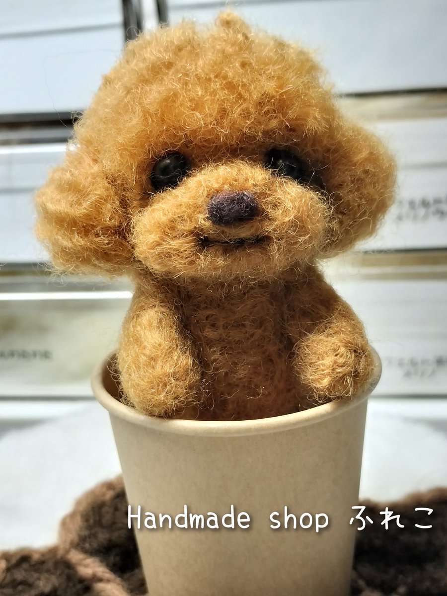 freko_made's tweet photo. 今日うまれたダークレッドぷーちゃんUo･ｪ･oU
いつものぷちわんサイズで作ろうと思ってたけど大きくしてみた🤫
この子はどんな感じにしようかな
悩む〜🤔
#羊毛フェルト https://t.co/3idPbSHinn