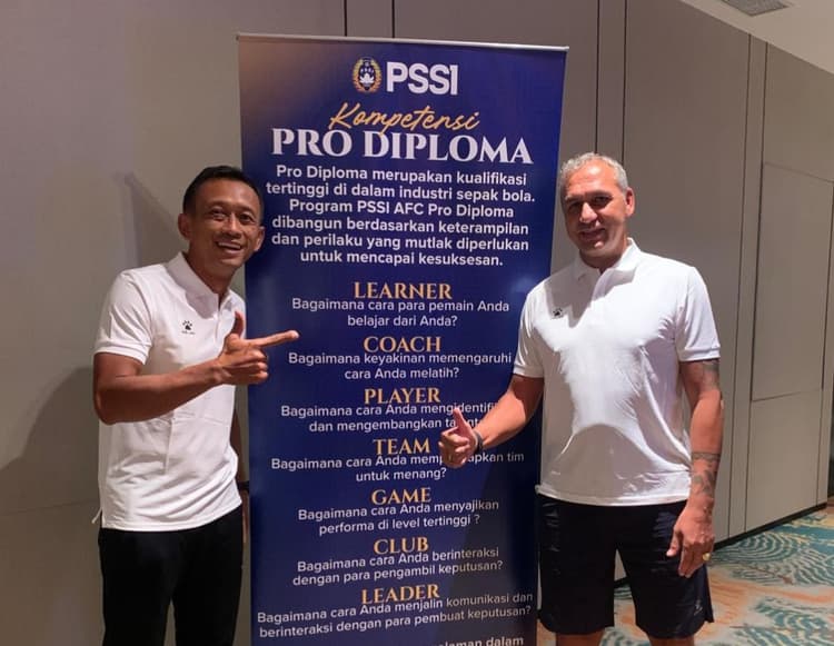 IndosFC's tweet photo. 🚨 WELCOME NEW AFC PRO LICENSE COACH 🚨

PSSI baru saja usai menggelar kursus kepelatihan lisensi AFC Pro modul pertama pada Kamis (11/6) hingga Senin (15/6) lalu.

Nantinya selama kursus ini akan ada delapan modul yang harus diselesaikan.

Total 17 peserta/pelatih yang mengikuti kursus AFC Pro License edisi ini yang 3 diantaranya merupakan pelatih asing.

Lisensi kepelatihan AFC Pro merupakan strata tertinggi seorang pelatih sepakbola di Asia yang juga jadi sekaligua jadi syarat utama pelatih kepala di kasta tertinggi Liga domestik (🇮🇩ISL).

Semangat untuk semua coach yang turut serta ✊🙌🇮🇩