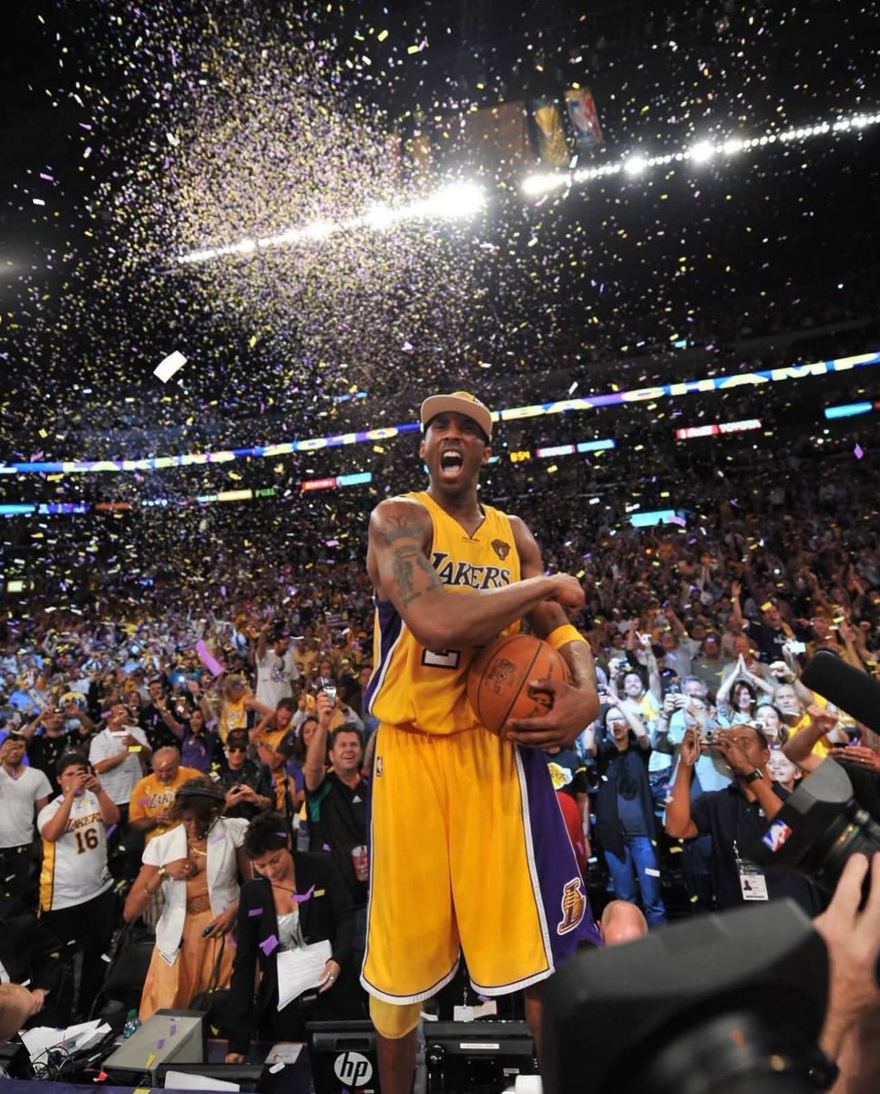 LakersMX's tweet photo. 🗓️ Un día como hoy pero de 2010, Los Ángeles #Lakers dominaban la serie en 7 partidos ante Celtics para conseguir su título número 16 en #NBAFinals  La Leyenda Laker #KobeBryant  consigue su campeonato número 5, ganando MVP🏆 https://t.co/2lC6IShQaN