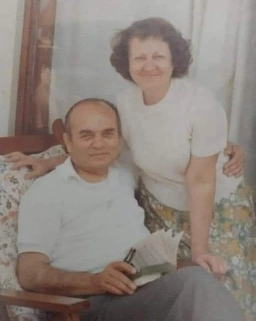 Dede38__'s tweet photo. Bu fotoğrafta  Oturan bey ASELSANI KURAN kişi . HACİM KAMOY dur.
Çok değerli bir Makina Elektrik Elektronik Mühendisiydi.Dünyamıza Türkiye mize. 
Öyle güzel bir tesis ,Fabrika Kazandırdıki Milyarlarca Doların Ülkemize kalmasını sagladı.Yüzbinlerce  pırıl pırıl gencin iş bulmasına çalışmasına   sagladı.
Bu özelliğinin dışında onu ben kafasını 
sokacak bir konut. Sahibi olmak istediğinde,
bu amaçla  sessiz sedasız araştırma yaptığında Batıkent te tanıma şansına sahip oldum.THY ında TRT de büyük hizmetleri 
olan Hacim Kamoy bir dürüstlük abidesiydi.
Bu milyarlarca dövizle Macunköyde ülkemize eşi olmayan yatırımı yapan kişi Emeklilikte oturacağı bir sosyal konut almayı planladı 
ve sessiz sedasız ilkönce Batıkentte Bir kooperatif araştırdı daha sonra Ankara Çayolunda Bir kooperatif bularak bir çoğumuz gibi bir konut sahibi . Aselsan Elektronik Sanayii ve Ticaret A.Ş'nin kurucusu ve ilk genel müdürü olan Hacim Kamoy, Türk Silahlı kuvvetlerinin eksikliklerini karşılamak ve dışa bağımlılığını azaltmak amacıyla, Kara Kuvvetlerini Güçlendirme Vakfı'nın öncülüğünde, 1976 yılında Aselsan'ın kuruluşunda çok  önemli 
bir rol  almıştır . 
Hacim bey 2004  yılında  rahmetli olmuştur. 
Eşi Mehpare hanım ise 2023 tarihinde vefat etmiştir.
Anılarına saygıyla 
Alıntı