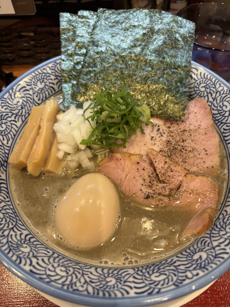 ra_men_morimori's tweet photo. 煮干し中華そば 彩葉に　八千代台
🍜特製濃厚煮干中華そば¥1,600
和え玉ﾊｰﾌ¥200

カエシ醤油に煮干粉 さらに濃厚煮干出汁‼️
麺は中太ストレートで濃厚がよく絡む
ネギの中に大葉　焼豚の炙り焼き
和え玉の焼豚はバルサミコ胡椒
随所にこだわりが光っています✨
バッチバチにキマる　ニボニボな逸杯 https://t.co/YqMxBX6nc2
