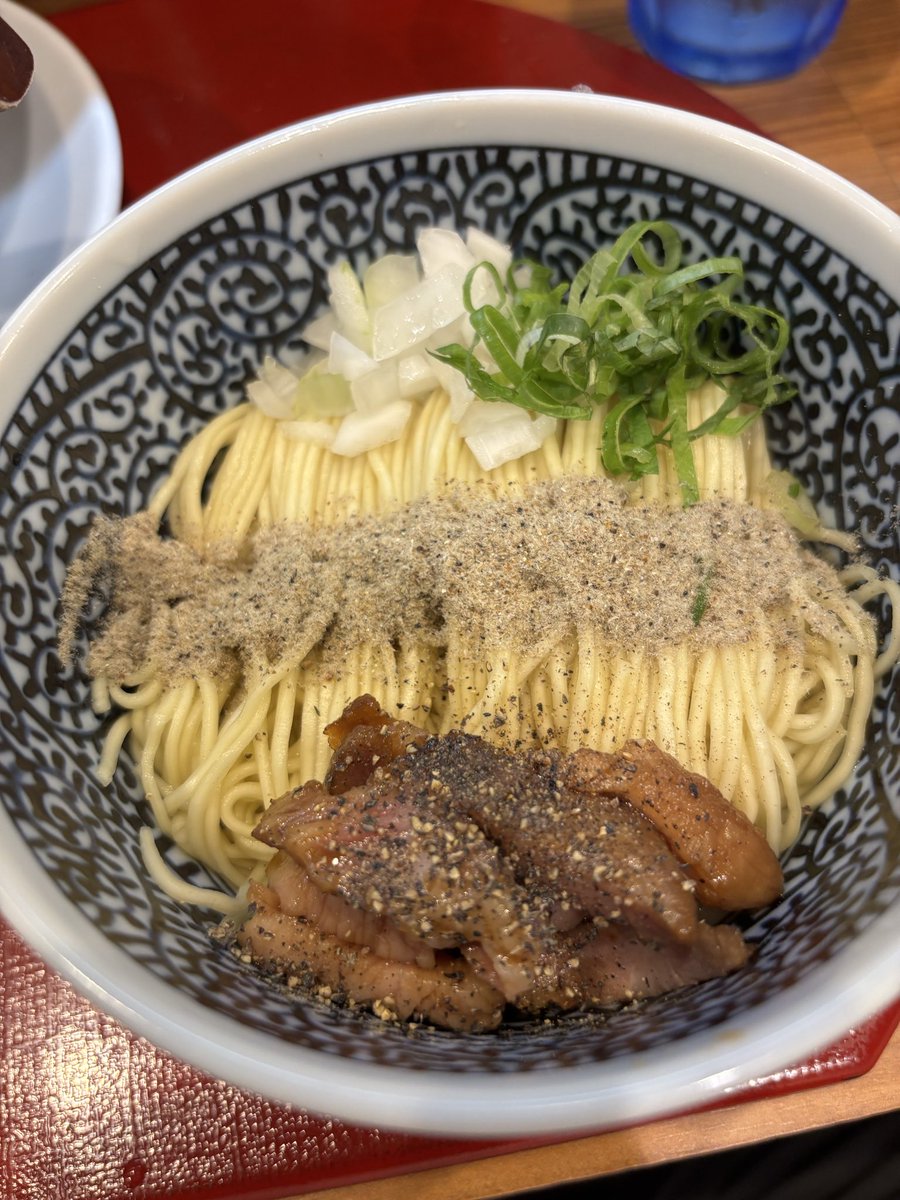 ra_men_morimori's tweet photo. 煮干し中華そば 彩葉に　八千代台
🍜特製濃厚煮干中華そば¥1,600
和え玉ﾊｰﾌ¥200

カエシ醤油に煮干粉 さらに濃厚煮干出汁‼️
麺は中太ストレートで濃厚がよく絡む
ネギの中に大葉　焼豚の炙り焼き
和え玉の焼豚はバルサミコ胡椒
随所にこだわりが光っています✨
バッチバチにキマる　ニボニボな逸杯 https://t.co/YqMxBX6nc2