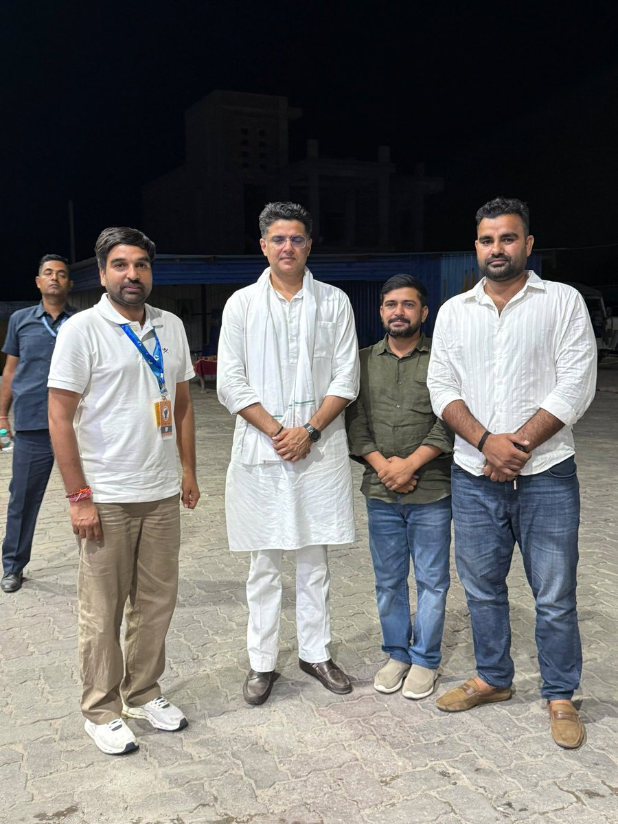 AshokPu76845682's tweet photo. देर रात्रि कोटा से जयपुर रास्ते में भारत के लोकप्रिय नेता श्री सचिन पायलट जी एवं बड़े भाई ￼संगरिया विधायक श्री अभिमन्यु पुनिया जी के साथ
@SachinPilot @AbhimanyuP00NIA https://t.co/X0N1HxCb04