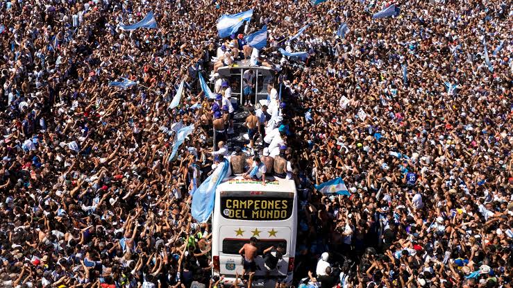 MGDryOK's tweet photo. @GordoDan_ "Tomaste la decisión de no ir a celebrar con tu pueblo" https://t.co/B3FHp01XLs