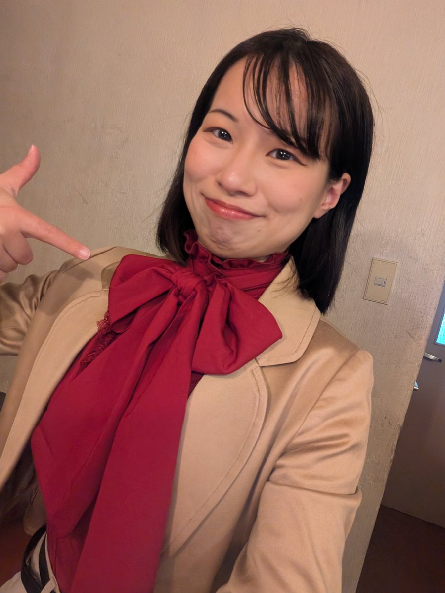 Higashi_Manami's tweet photo. 配信開始まであと3日！！！
是非配信でも「怪人二十面相」見て頂けると嬉しいです🥰🥰

お写真は、💎チーム公演最終日に近藤にリボン結んでもらって、ウキウキで自慢してる中村です(笑)
リボン結ぶのが下手すぎて、実はゲネの時も辻野に結んでもらったんですよね😂上手くなりたいな〜🎀
#MKz二十面相 https://t.co/lagdfSWlC1