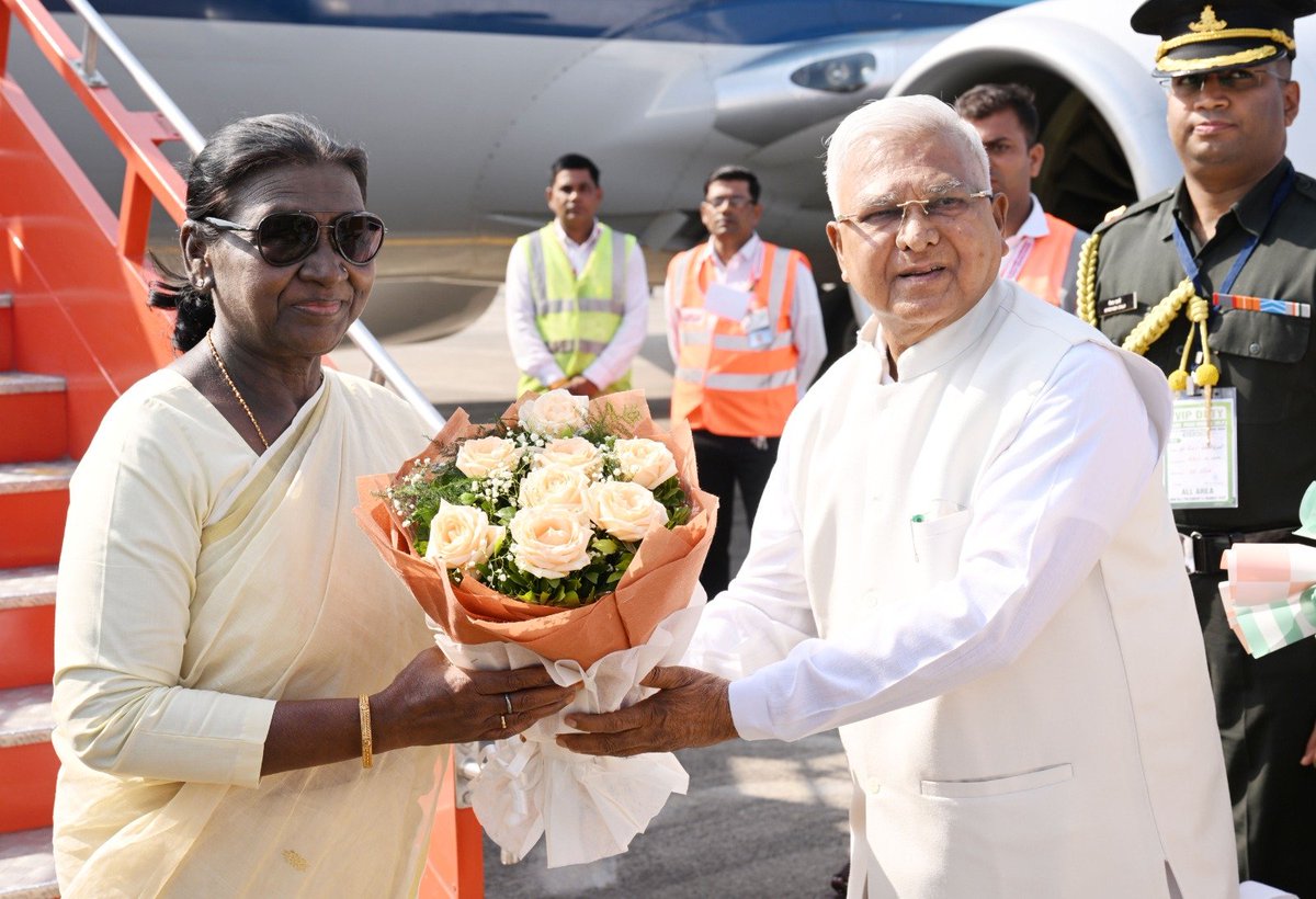 rashtrapatibhvn's tweet photo. Governor of Madhya Pradesh Shri Mangubhai Patel and Chief Minister Dr Mohan Yadav received President Droupadi Murmu on her arrival at Indore Airport, Madhya Pradesh. https://t.co/8XU29JvH9G