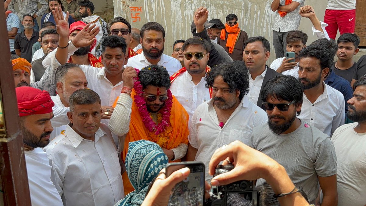 ChiefRspDhavrai's tweet photo. 6 फरवरी के बाद अपने घर हाथरस पहुंचा। 
साथियों का वहीं प्रेम आत्मशक्ति देखने को मिली। 
परिवार में बुजुर्ग पिताजी और प्रतीक्षा करती बहन मिली। 
सवर्णों के भविष्य के लियॆ जीवन संघर्ष से भर लिया 
जो नामुमकिन उसे मुमकिन करने का प्रयास कर लिया। 
पूरे उत्तरप्रदेश के हर जिले का भ्रमण जारी रहेगा। 
जब तक बड़ा जन आंदोलन नहीं हो जाता।