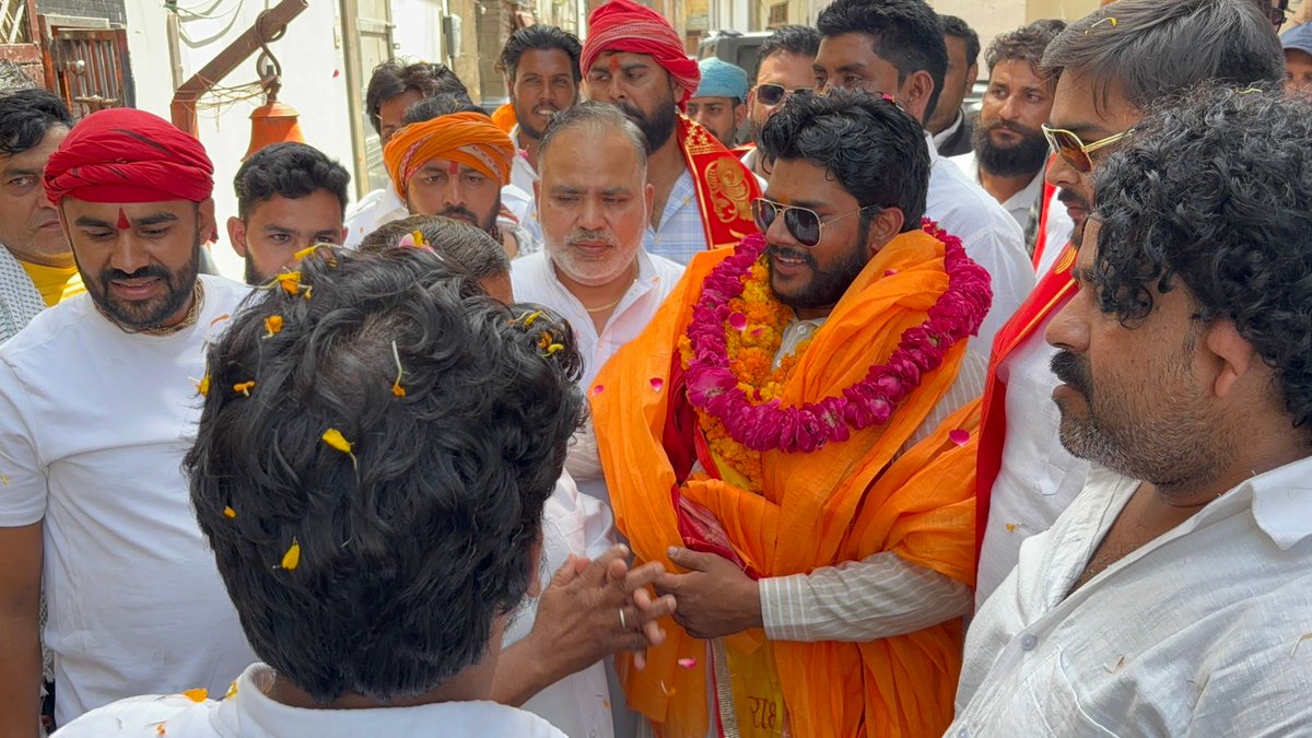 ChiefRspDhavrai's tweet photo. 6 फरवरी के बाद अपने घर हाथरस पहुंचा। 
साथियों का वहीं प्रेम आत्मशक्ति देखने को मिली। 
परिवार में बुजुर्ग पिताजी और प्रतीक्षा करती बहन मिली। 
सवर्णों के भविष्य के लियॆ जीवन संघर्ष से भर लिया 
जो नामुमकिन उसे मुमकिन करने का प्रयास कर लिया। 
पूरे उत्तरप्रदेश के हर जिले का भ्रमण जारी रहेगा। 
जब तक बड़ा जन आंदोलन नहीं हो जाता।