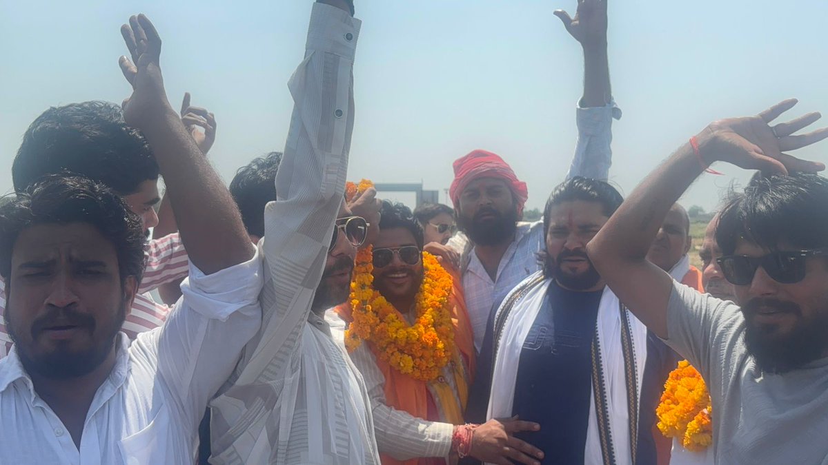 ChiefRspDhavrai's tweet photo. 6 फरवरी के बाद अपने घर हाथरस पहुंचा। 
साथियों का वहीं प्रेम आत्मशक्ति देखने को मिली। 
परिवार में बुजुर्ग पिताजी और प्रतीक्षा करती बहन मिली। 
सवर्णों के भविष्य के लियॆ जीवन संघर्ष से भर लिया 
जो नामुमकिन उसे मुमकिन करने का प्रयास कर लिया। 
पूरे उत्तरप्रदेश के हर जिले का भ्रमण जारी रहेगा। 
जब तक बड़ा जन आंदोलन नहीं हो जाता।