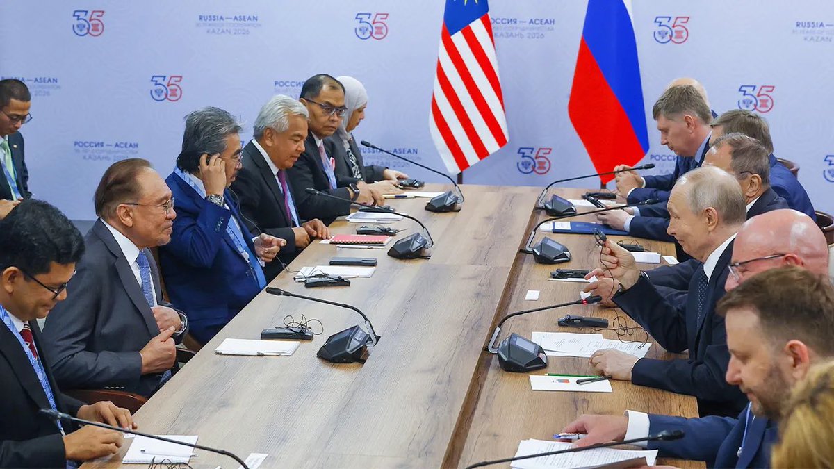 bumilangit's tweet photo. Postur dan tutur PMX sangat yakin di hadapan Putin. Sebagai negara yang kecil, kita wajar bangga dapat berdiri dan dihormati di hadapan komuniti dunia. 

Zaman dulu Malaysia dikenali dengan kleptokrasi, ini milik keperkasaan diplomasi. 

Kerja terus DS @anwaribrahim 🇲🇾🇲🇾🇲🇾 https://t.co/LLTOfuuyO5