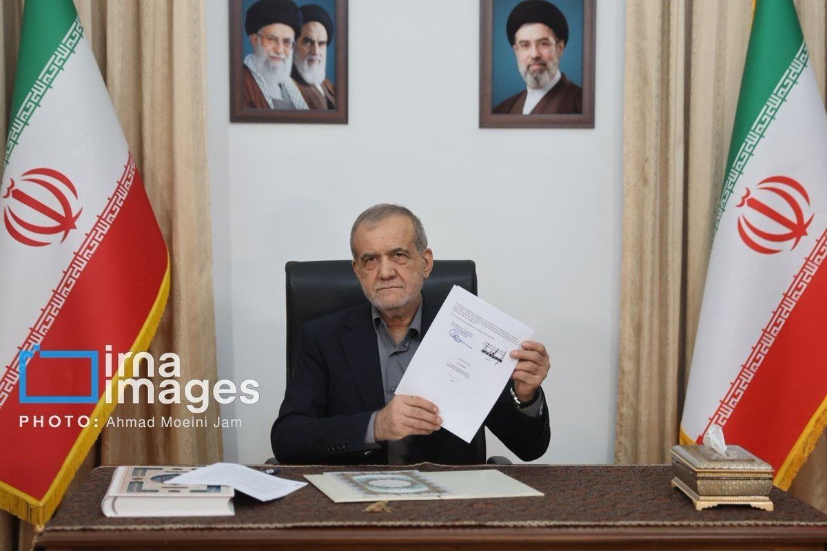 limondar0's tweet photo. تصاویری که ایرنا از لحظهٔ امضای هر دو نسخهٔ فارسی و انگلیسی تفاهم‌نامه توسط پزشکیان منتشر کرد https://t.co/L6wXHcK5NV
