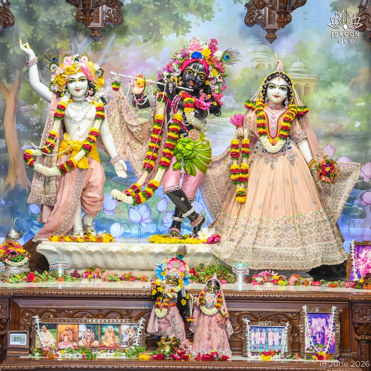 IskconGev's tweet photo. 🌟Today’s Blissful Sringaar Arati Darshan🌟
🌸 Sri Sri Radha Vrindaban Behari &amp; Gauranga Mahaprabhu 🌸
🌺Sri Sri Radha Madanmohan &amp; Giriraj Ji🌺
#DailyDarshan #RadhaVrindabanBehari #GovardhanEcoVillage #Prabhupada #ISKCON https://t.co/shLcCgGOWe