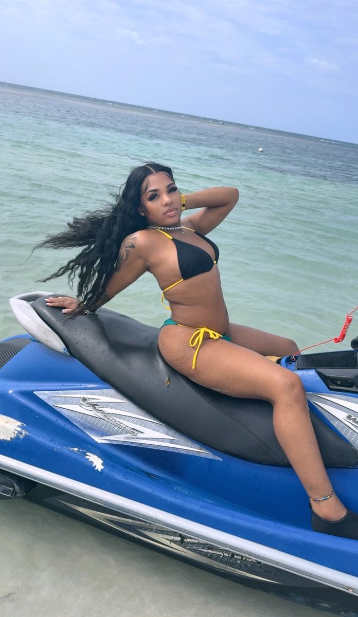 Sweet1beautiful's tweet photo. You hoes gotta wait to your birthday to go outta town 💁🏽‍♀️😹 # Jamaica 🇯🇲 https://t.co/YPu3c56dux