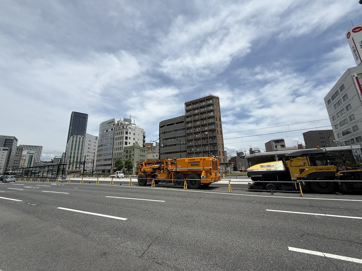 hiroshima_deve's tweet photo. 駅前大橋線新設で両側の道路も車線規制し工事を行っていましたが、比治山側からだんだんと道路を整備して囲いもなくなってきています♪ https://t.co/MugKO0ly1R