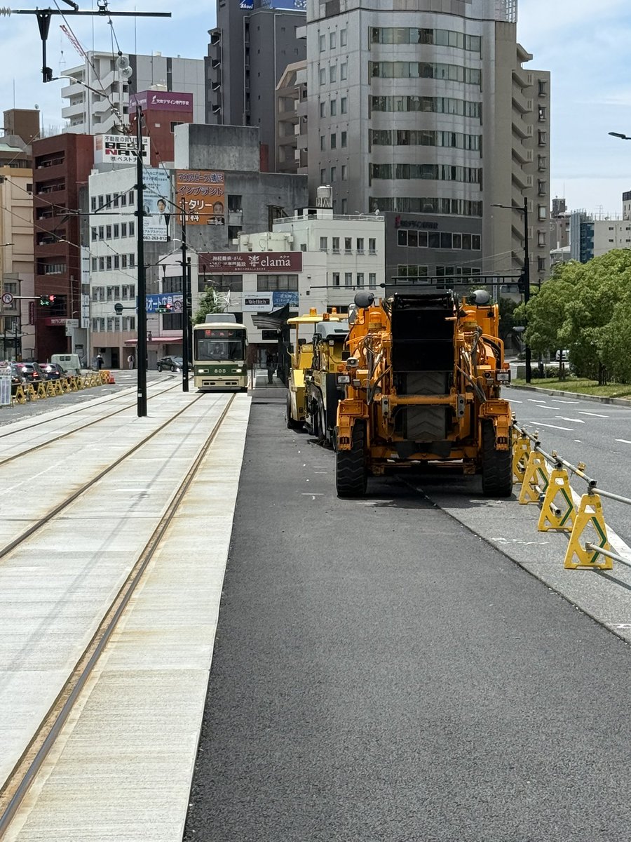 hiroshima_deve's tweet photo. 駅前大橋線新設で両側の道路も車線規制し工事を行っていましたが、比治山側からだんだんと道路を整備して囲いもなくなってきています♪ https://t.co/MugKO0ly1R