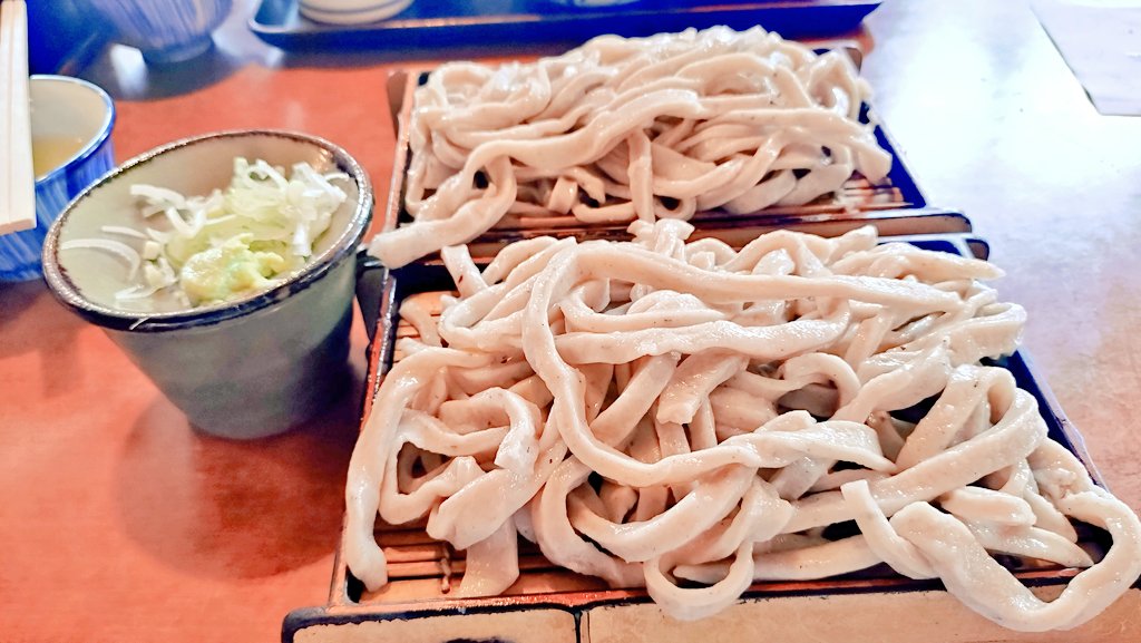 Takeikeien's tweet photo. 今日の昼食は「純手打ちそば　一茶」さんの蕎麦ランチです。
極太そばはすすれないのでひたすら咀嚼しまくります。
家内は色々種類のある「春だけそば」を楽しんでいました。
ごちそうさまでした。
＃純手打ちそば一茶
＃極太そば https://t.co/rHD0XuZwfF