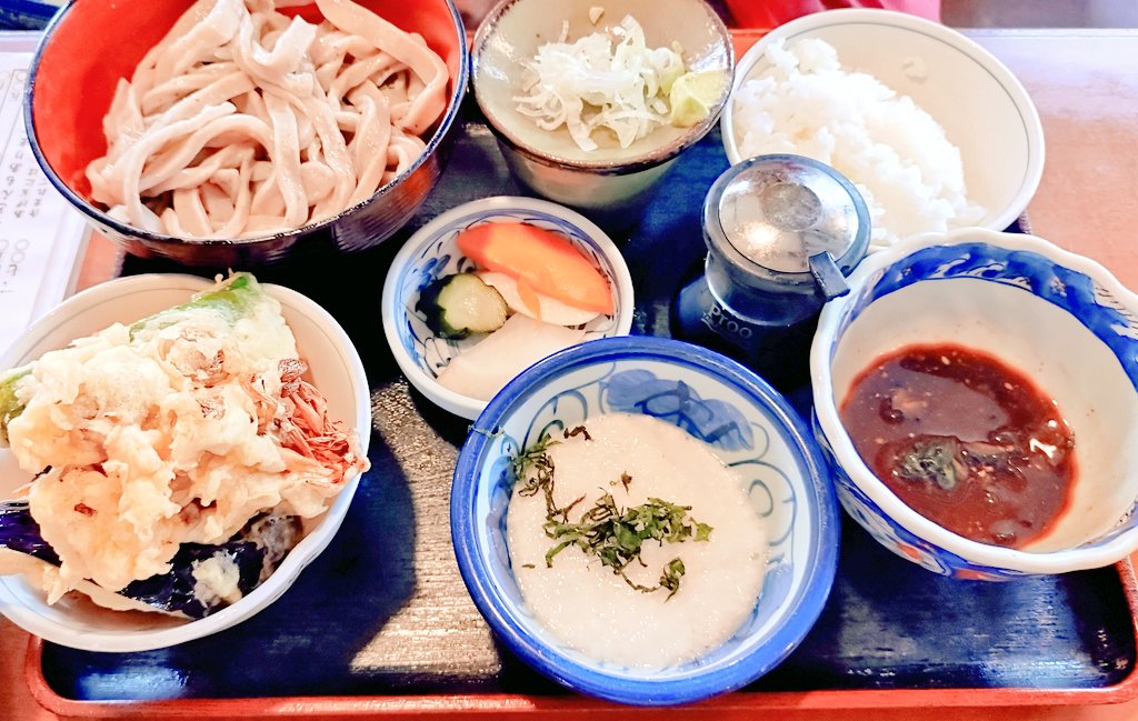 Takeikeien's tweet photo. 今日の昼食は「純手打ちそば　一茶」さんの蕎麦ランチです。
極太そばはすすれないのでひたすら咀嚼しまくります。
家内は色々種類のある「春だけそば」を楽しんでいました。
ごちそうさまでした。
＃純手打ちそば一茶
＃極太そば https://t.co/rHD0XuZwfF