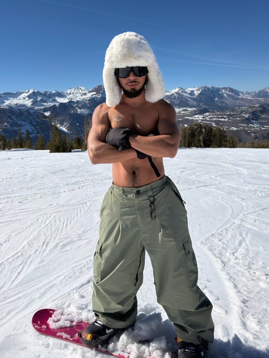 techn0snob's tweet photo. I miss snowboarding szn 🏂 https://t.co/n92xW2mgPm